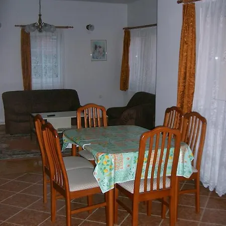 דירה Lizi Apartman *