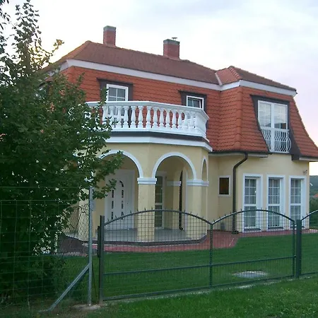 דירה Lizi Apartman